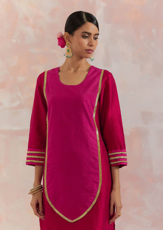 Red/Pink Rooh-E-Dari Kurta Front View