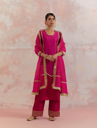 Red/Pink Rooh-E-Dari Kurta With Pant (Set Of 2) Full Set Front View